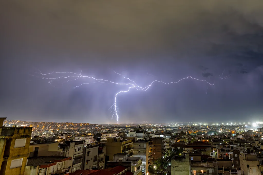 Κακοκαιρία: Ισχυροί άνεμοι και καταιγίδες – Οι περιοχές που κινδυνεύουν – Πού θα μείνουν