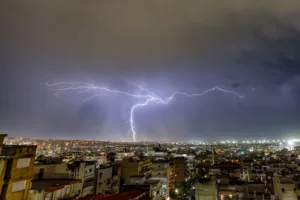 Κακοκαιρία: Ισχυροί άνεμοι και καταιγίδες – Οι περιοχές που κινδυνεύουν – Πού θα μείνουν