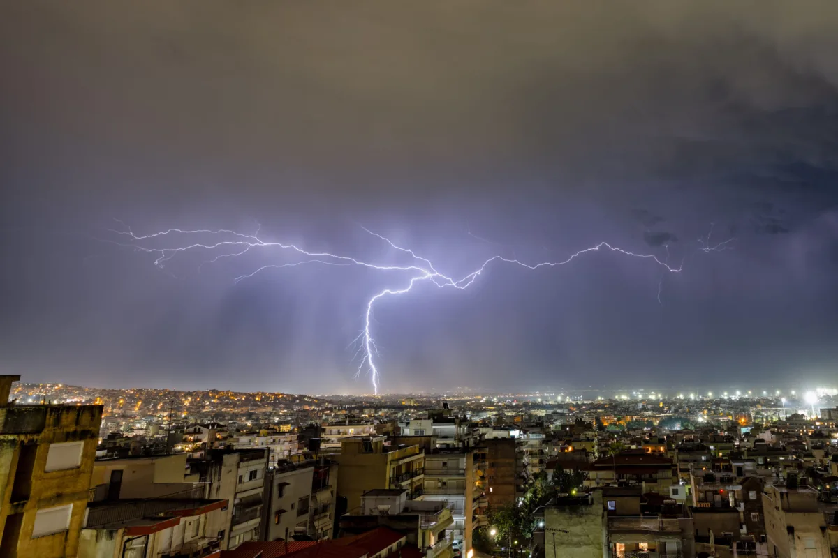 Κακοκαιρία: Ισχυροί άνεμοι και καταιγίδες – Οι περιοχές που κινδυνεύουν – Πού θα μείνουν κλειστά τα σχολεία