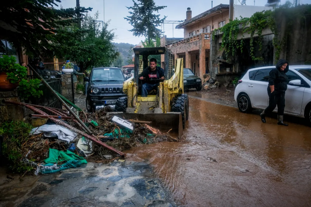 Κακοκαιρία στην Κρήτη: «Σφυροκοπά» το νησί η βροχή – Ποιοι δρόμοι έκλεισαν – Δύσκολη η κατάστα