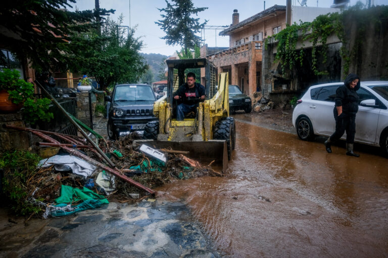 Κακοκαιρία στην Κρήτη: «Σφυροκοπά» το νησί η βροχή – Ποιοι δρόμοι έκλεισαν – Δύσκολη η κατάσταση στην Ιεράπετρα