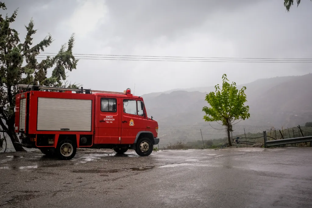 Κακοκαιρία στην Κρήτη: Δραματικές ώρες στην Ιεράπετρα – 20 άνθρωποι απεγκλωβίστηκαν από αυτοκίνητα, 