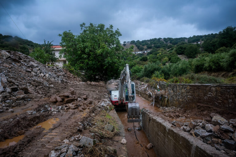Κρήτη: Συναγερμός στον Μυλοπόταμο από τις ισχυρές βροχές – 112 για περιορισμό μετακινήσεων – Απομάκρυναν παιδιά στα Ζωνιανά