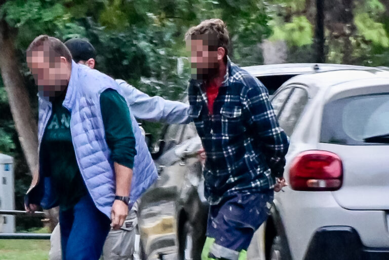 Λαύριο: Πέντε καταγγελίες και μία σύλληψη πριν από την αιματηρή επίθεση – Πώς εισέβαλε στο σπίτι ο 32χρονος