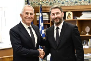 Ευάγγελος Αποστολάκης: Εντάχθηκε στο ΠΑΣΟΚ με πυρά κατά Τσίπρα