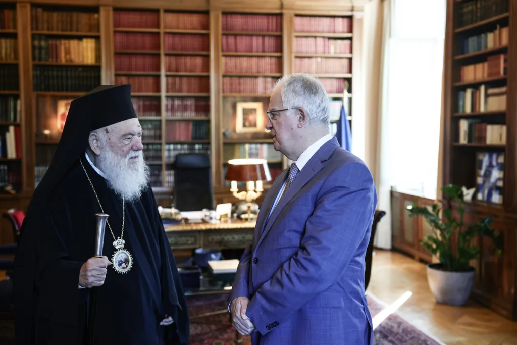 Συνάντηση Τασούλα με Αρχιεπίσκοπο Ιερώνυμο: Στο επίκεντρο η κοινωνική πρόνοια