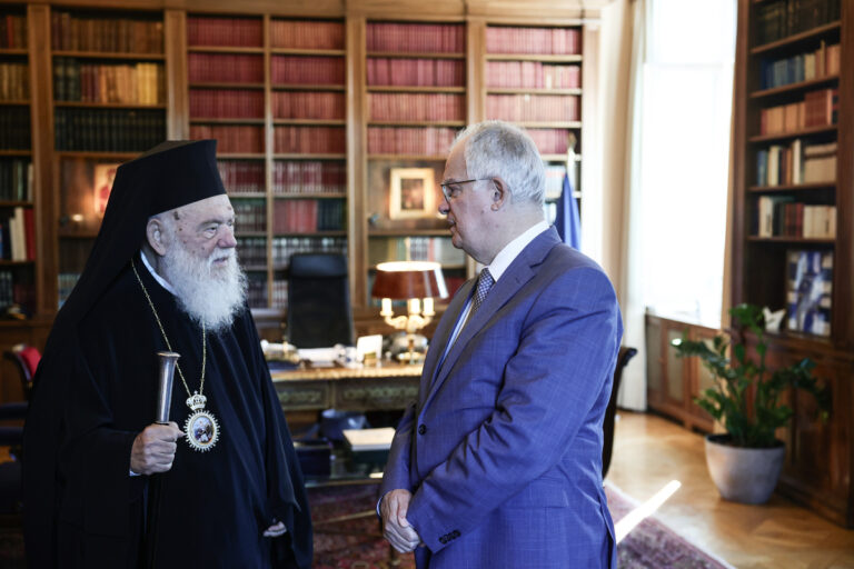 Συνάντηση Τασούλα με Αρχιεπίσκοπο Ιερώνυμο: Στο επίκεντρο η κοινωνική πρόνοια