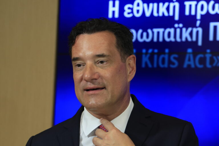 Άδωνις Γεωργιάδης: «Βρίστε με όσο θέλετε, αλλά όχι ενώ οδηγείτε» – Η απάντηση σε γυναίκα από την Πάρο