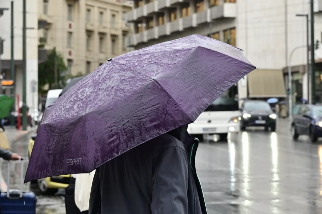 Καιρός: Έρχονται δύο κύματα κακοκαιρίας με καταιγίδες και βουτιά της θερμοκρασίας – «Καμπανάκι