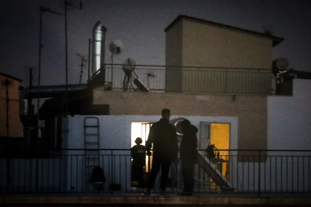 Νίκαια: Συναγερμός για χειροβομβίδες και όπλο σε ταράτσα πολυκατοικίας – Βρέθηκαν πάνω από 150 φυσίγ