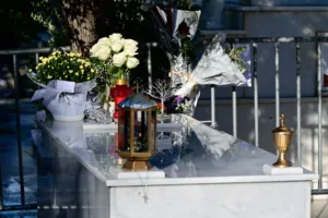 Γιώργος Μαζωνάκης: Αλλαγές στον τάφο του στην Νίκαια – Γιατί σκάβουν το μνήμα