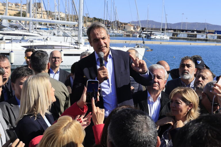 Βόλτα Μητσοτάκη στο Λαύριο: Αγόρασε λαχείο, μίλησε με πυροσβέστες για τα drones και έβγαλε selfies