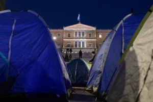 Σκηνές σε Αθήνα και Θεσσαλονίκη από φοιτητές – Πανεκπαιδευτικό συλλαλητήριο σε περισσότερες από 50 π
