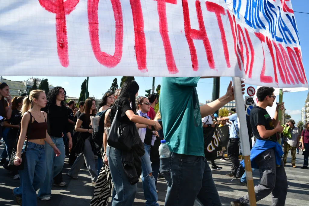 Πανεκπαιδευτικό συλλαλητήριο: Ειρηνικά ολοκληρώθηκαν οι πορείες – Το μήνυμα από την Ελλάδα μέχρι τη 