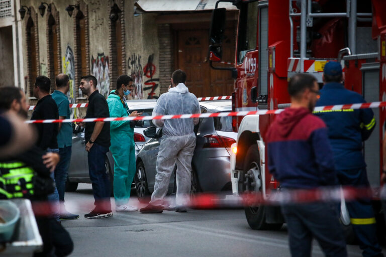 Έκρηξη στον Κολωνό: Ποιος έστησε την παγίδα με τα ναρκωτικά – Μυστήριο με τη σακούλα – Τα σενάρια που εξετάζει η ΕΛ.ΑΣ.