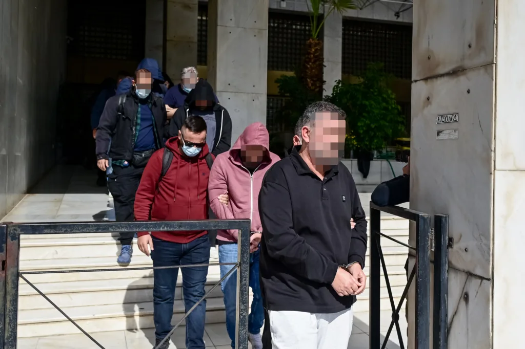 Κύκλωμα Pizza Fan: Με κουκούλες και σκυμμένα κεφάλια στην Ευελπίδων οι 22 συλληφθέντες για τα 25 εκα