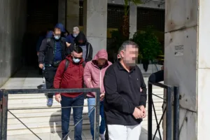 Κύκλωμα Pizza Fan: Με κουκούλες και σκυμμένα κεφάλια στην Ευελπίδων οι 22 συλληφθέντες για τα 25 εκα