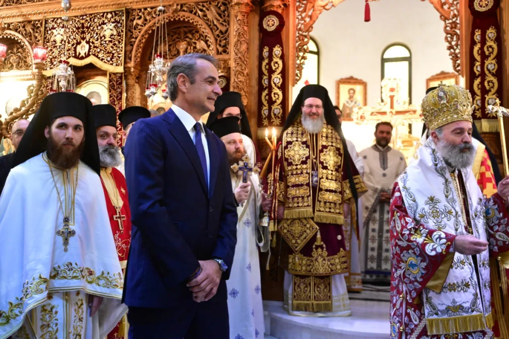 Μητσοτάκης: Στον Άγιο Δημήτριο Αττικής για τη Θεία Λειτουργία ο Πρωθυπουργός – Οι ευχές με τον