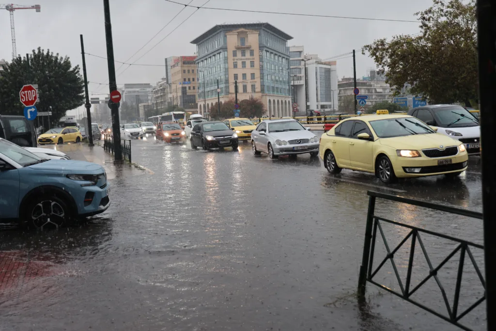 Καιρός σήμερα: Καταιγίδες, μποφόρ και χιόνια πριν από την 28η Οκτωβρίου – Πού θα χτυπήσει η κακοκαι