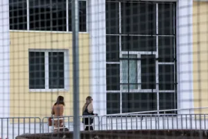 Τέμπη: «Βοήθεια, καίγομαι» – Συγκλονίζουν οι καταθέσεις επιζώντων στη δίκη
