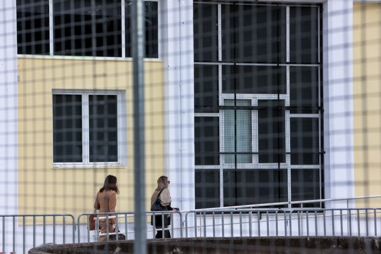 Τέμπη: «Βοήθεια, καίγομαι» – Συγκλονίζουν οι καταθέσεις επιζώντων στη δίκη
