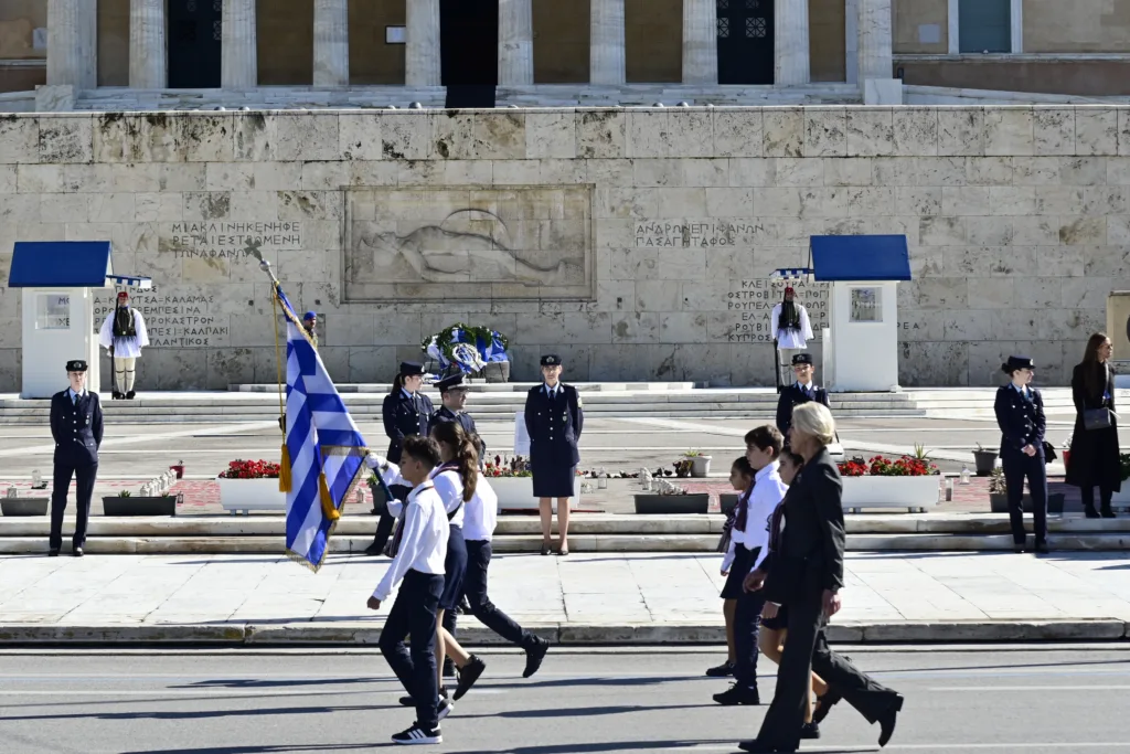 28η Οκτωβρίου: Η Ελλάδα υποκλίνεται στους ήρωες του ’40 – Περήφανοι μαθητές με τη γαλανόλευκη