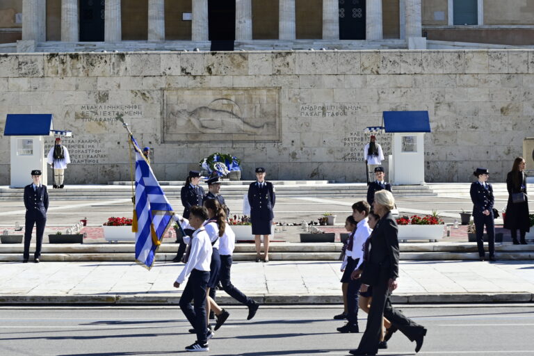 28η Οκτωβρίου: Η Ελλάδα υποκλίνεται στους ήρωες του ’40 – Περήφανοι μαθητές με τη γαλανόλευκη στα χέρια