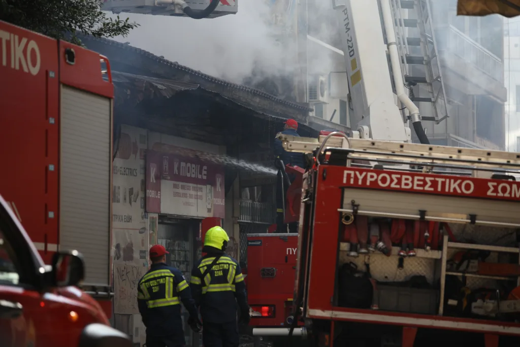 Φωτιά στο κέντρο της Αθήνας: Στις φλόγες κατάστημα στη Μενάνδρου – Μεγάλη κινητοποίηση της Πυροσβεστ