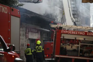 Φωτιά στο κέντρο της Αθήνας: Στις φλόγες κατάστημα στη Μενάνδρου – Μεγάλη κινητοποίηση της Πυροσβεστ