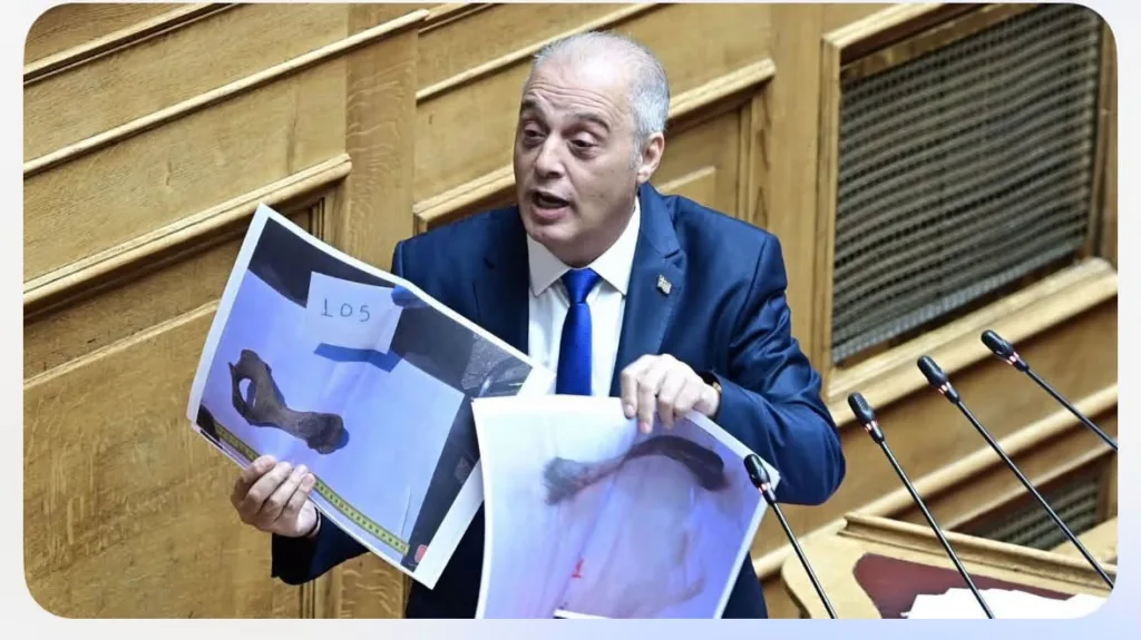Τεμπη: Φωτογραφίες από οστά σκύλου και μοσχαριού έδειξε ο Βελόπουλος στη Βουλή – Οργισμένη ανά