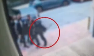 Θεσσαλονίκη: Απίστευτο επεισόδιο με τροχονόμο – Έβγαλε σήμα και ζώνη για να «λογαριαστεί» με οδηγό