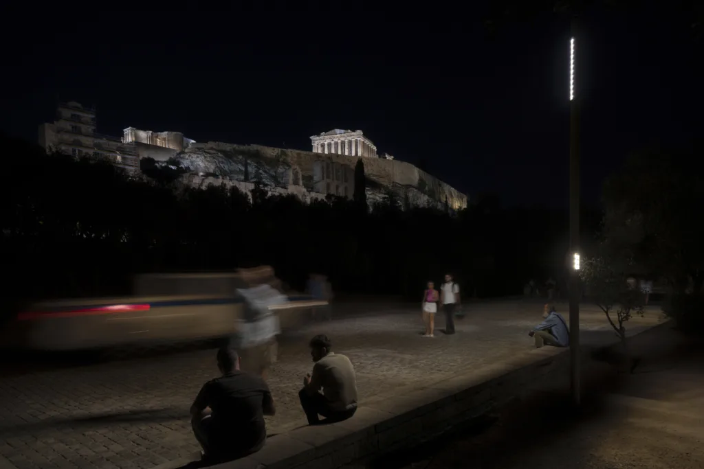 Νέα φωτιστική ταυτότητα για τον ιστορικό περίπατο της Αθήνας