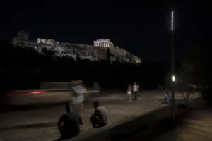 Νέα φωτιστική ταυτότητα για τον ιστορικό περίπατο της Αθήνας