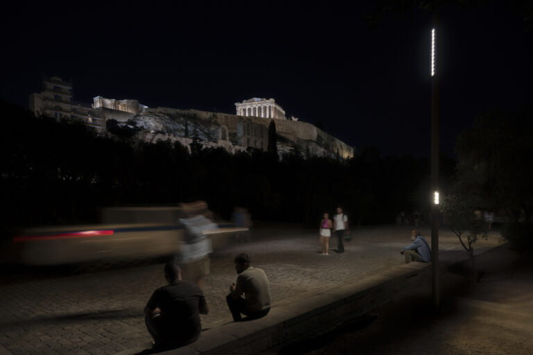 Νέα φωτιστική ταυτότητα για τον ιστορικό περίπατο της Αθήνας
