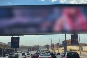 Κυκλοφοριακό έμφραγμα στο Κάιρο λόγω… πορνό σε γιγαντοοθόνη: Το πολιτικό μήνυμα πίσω από το χα