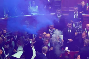 Αλβανία: Εικόνες χάους στη Βουλή – Καπνογόνα από βουλευτές της αντιπολίτευσης