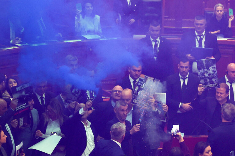 Αλβανία: Εικόνες χάους στη Βουλή – Καπνογόνα από βουλευτές της αντιπολίτευσης