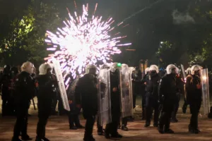 Συναγερμός σε Γαλλία-Ιταλία για νέες ταραχές – Συνεχείς συγκρούσεις στην Αλβανία