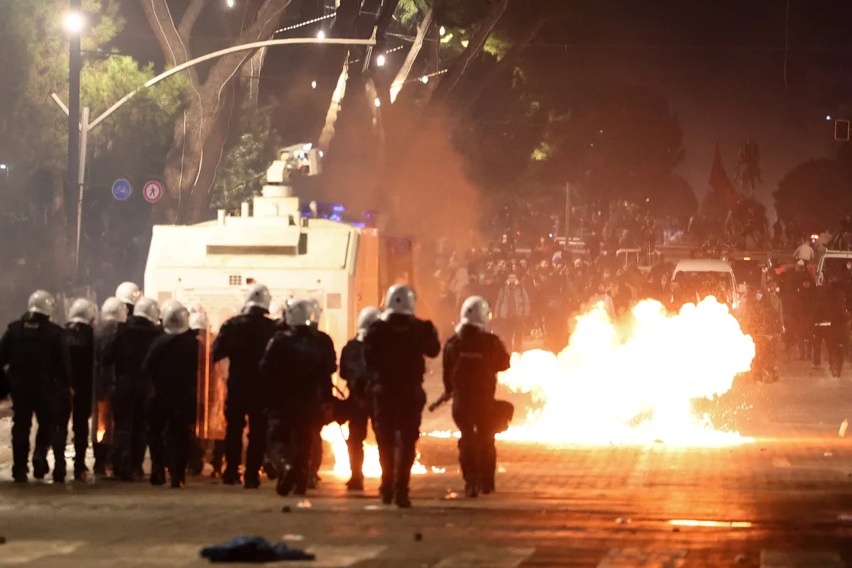 Επεισόδια ανάμεσα σε διαδηλωτές και αστυνομία στην Αλβανία. 