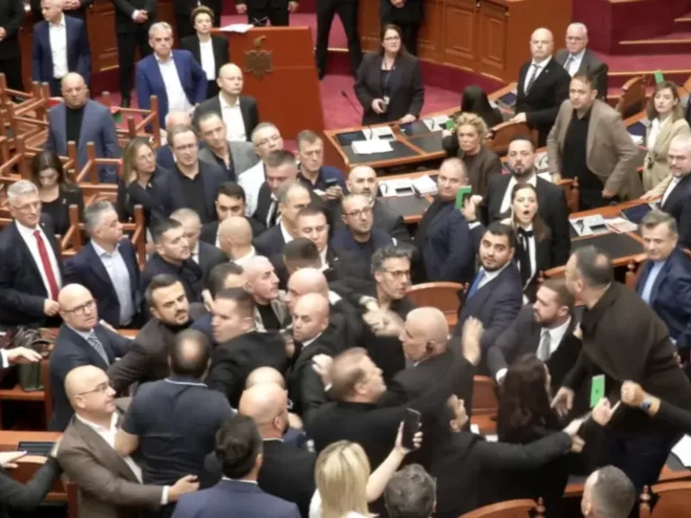 Χάος στη Βουλή της Αλβανίας: Βουλευτής χτύπησε συνάδελφό του με το Σύνταγμα – Άγριο επεισόδιο μπροστά στις κάμερες [Βίντεο]