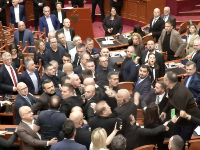 Χάος στη Βουλή της Αλβανίας: Βουλευτής χτύπησε συνάδελφό του με το Σύνταγμα – Άγριο επεισόδιο μπροστ