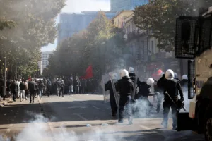 Αλβανία: Συγκρούσεις αστυνομίας-διαδηλωτών στα Τίρανα