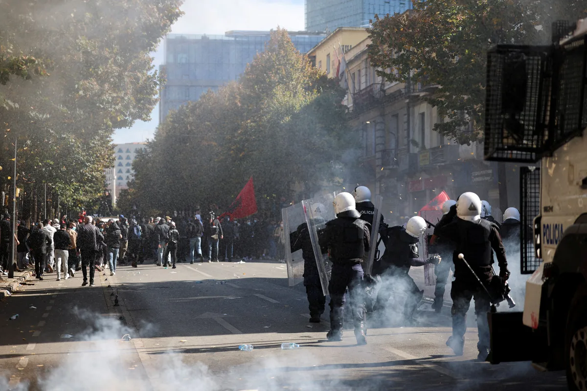 Επεισόδια ανάμεσα σε διαδηλωτές και αστυνομία στα Τίρανα
