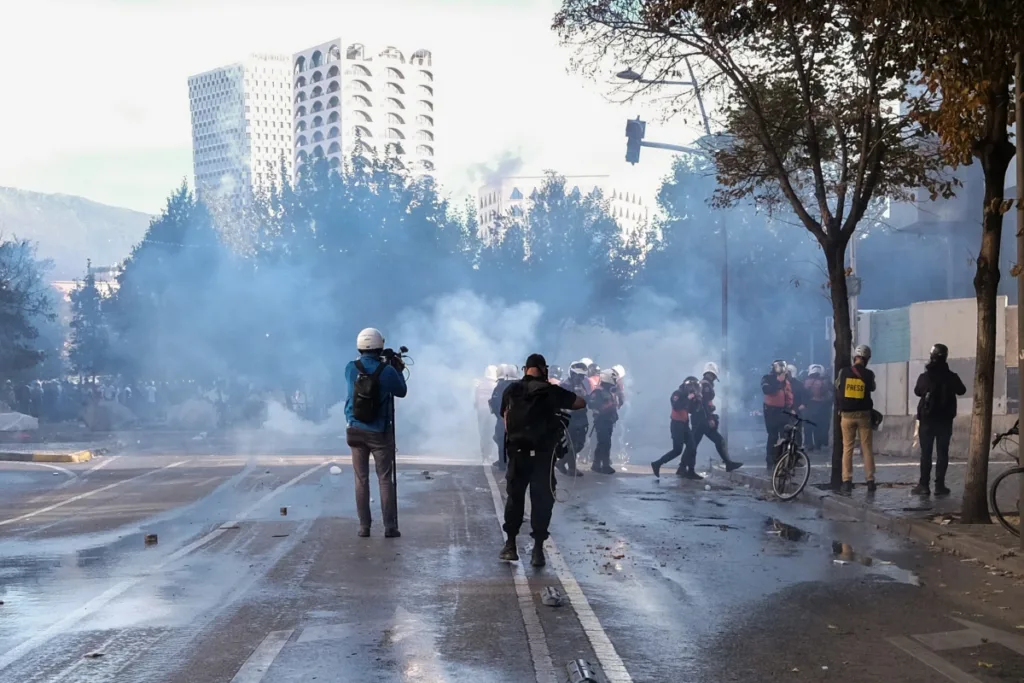 Αλβανία: Ένταση έξω από το υπουργείο Παιδείας στα Τίρανα – Σπασμένα πεζοδρόμια και φωτιά σε κά