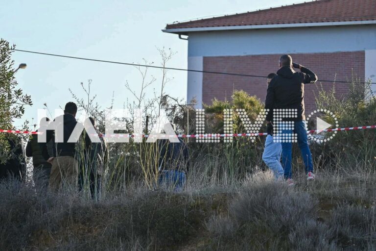 Αμαλιάδα: Τυλιγμένη σε κουβέρτα βρέθηκε η 79χρονη που έθαψαν οι δύο γιοι της σε χωράφι – «Δεν είχαμε χρήματα για την κηδεία»
