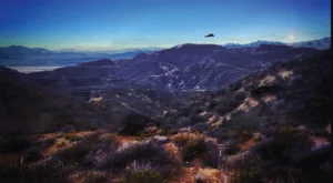UFO: Μυστηριώδες μαύρο τριγωνικό σκάφος κινήθηκε με ταχύτητα μαχητικού – Αποκαλύψεις από το Πε