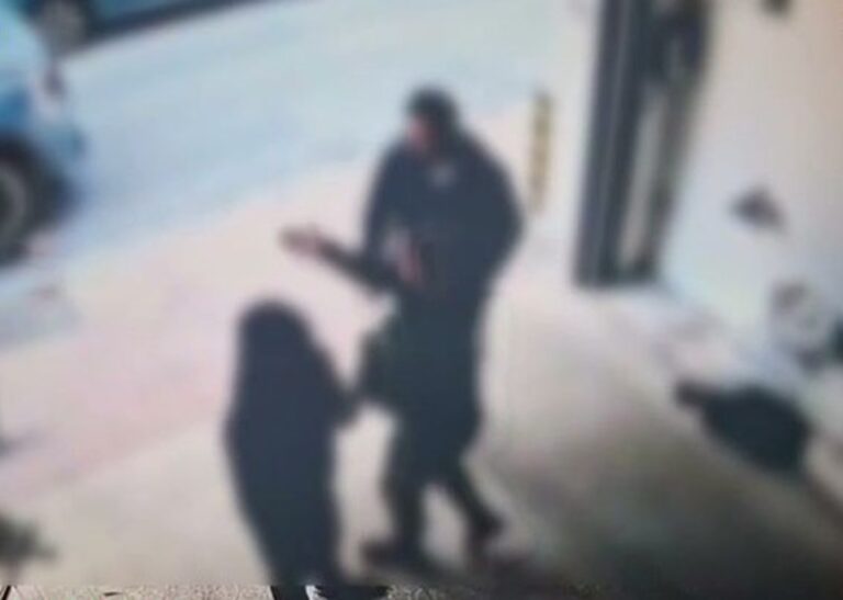 Θεσσαλονίκη: «Μάχη» σώμα με σώμα αστυνομικού με πολίτη – Πέταξε το όπλο για να διαπληκτιστεί