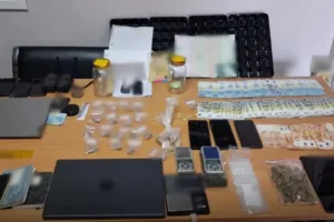 Εξαρθρώθηκε κύκλωμα ναρκωτικών που ενεργούσε και σε σχολεία – 10 συλλήψεις σε Καρπενήσι, Λαμία