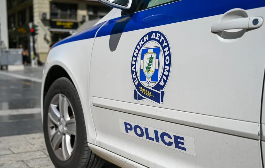 Θεσσαλονίκη: 19χρονος μπήκε σε σπίτι συνομήλικού του, τον χτύπησε με ξύλο στο κεφάλι και του πήρε 3.