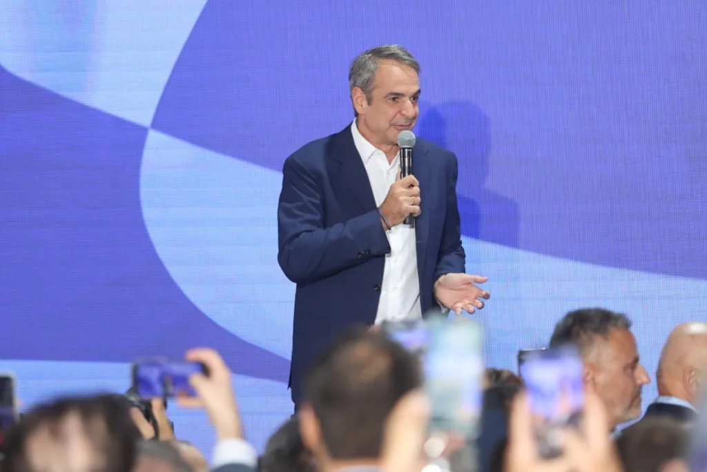 Μητσοτάκης στα 52 χρόνια της ΝΔ: Τα ταραγμένα νερά χρειάζονται καλό καπετάνιο